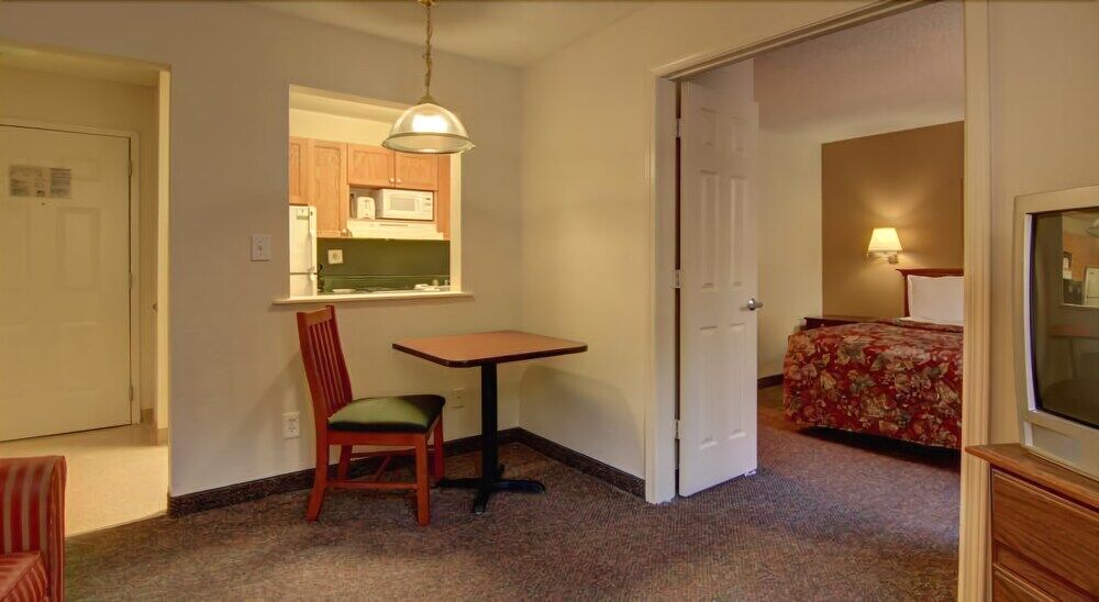 Intown Suites Extended Stay Marietta Ga - Town Center Кеннесо Экстерьер фото